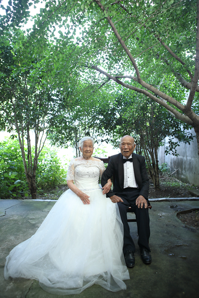 等了70年的婚紗照！滬九旬老人收到“白金婚”禮物，見證七十年愛情甜蜜